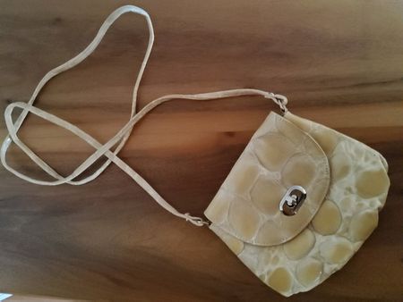 Kleine weissbeige Handtasche mit langem Träger