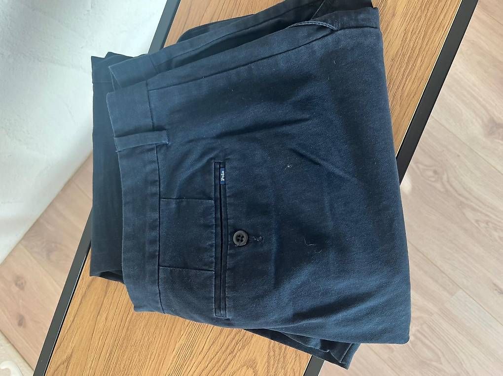 Pantalons: Polo Chino – D'occasion à Jona par Joshua_Pat 2