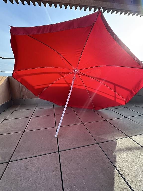 Ombrelloni: Parasol rouge en bon état – Usato da Morges venduto da con_jw6n 1