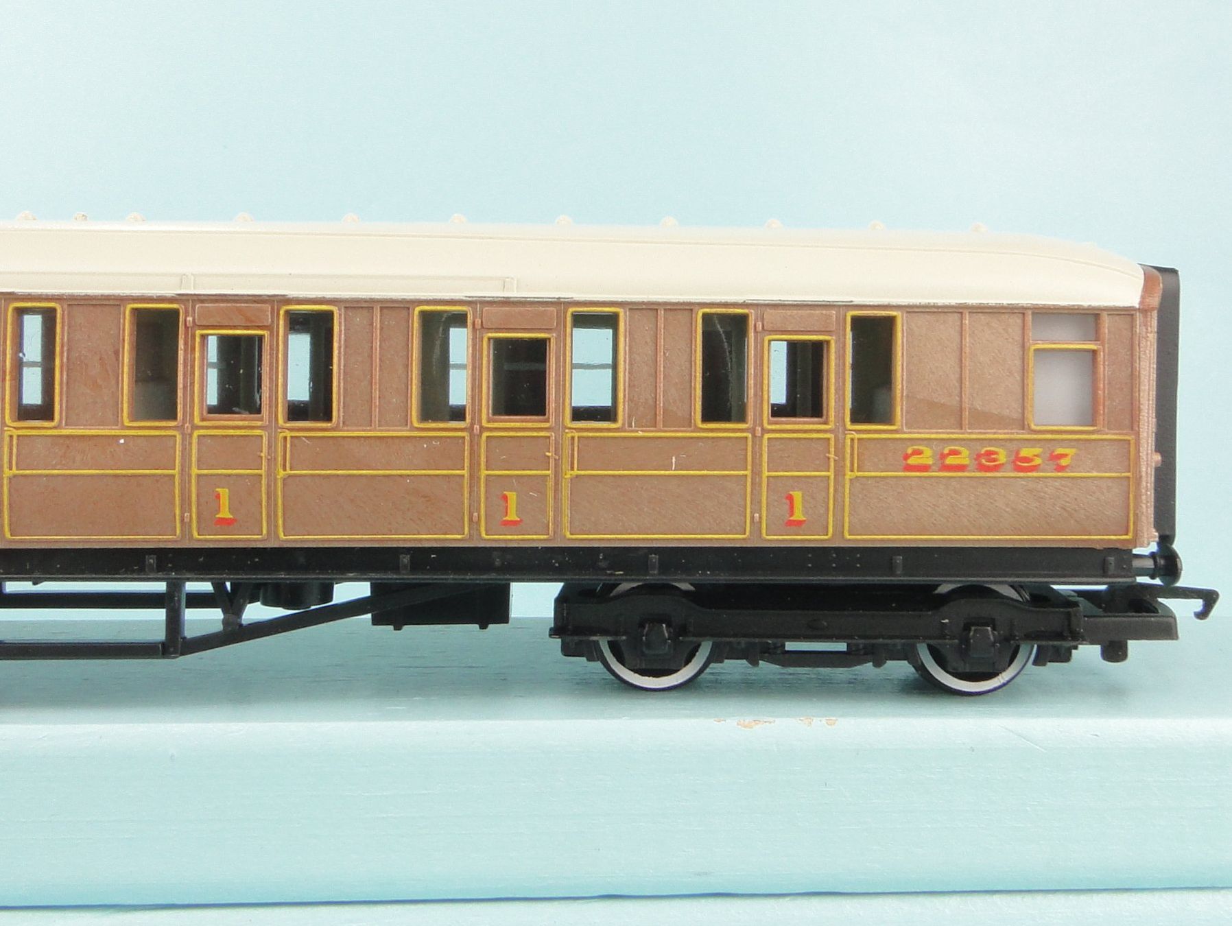 Hornby Modellini di ferrovie: Hornby R 477 LNER Coach – Usato da Bülach venduto da cann11 7
