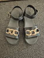 Sandales avec boucles dorées
