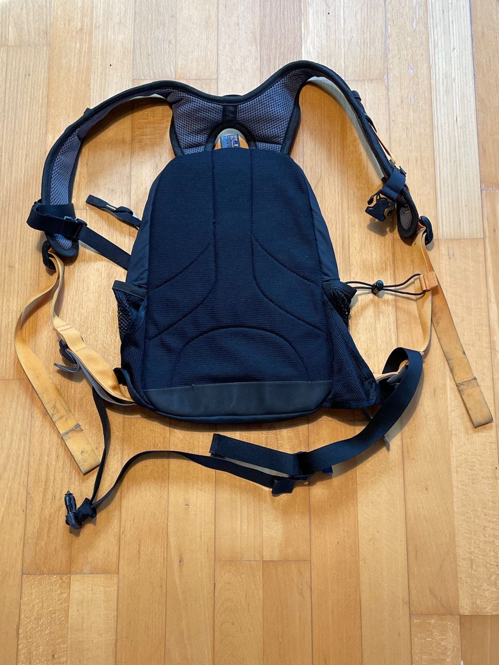 Jack Wolfskin Sacs à dos: Vintage Y2K Backpack Jack Wolfskin 6L – D'occasion à Zürich par le_souk 1