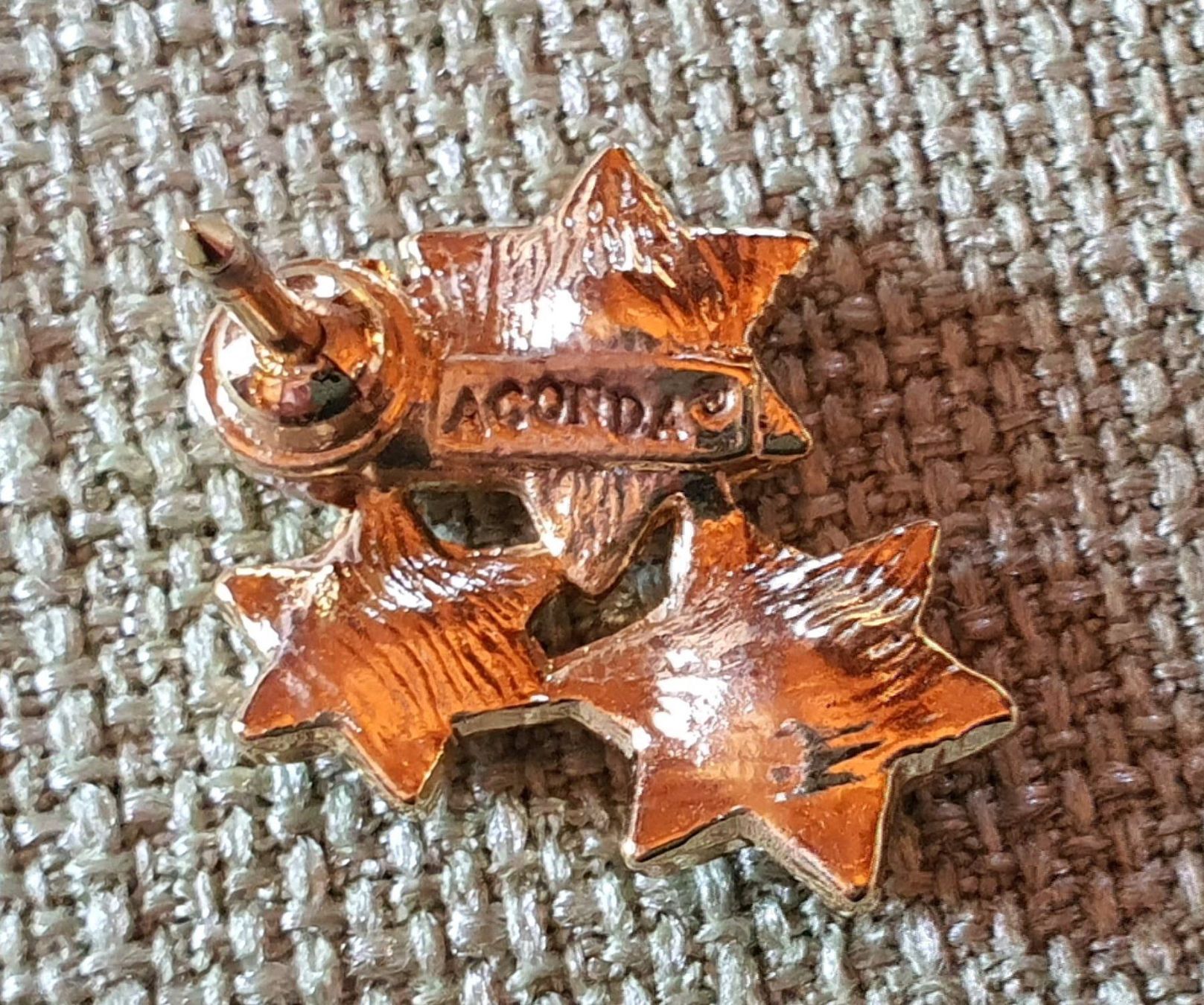 Placchette & Badge: E675 - 3D Pin Goldige glitzer Sterne – Usato da Reinach BL venduto da Boston-Verkauf 1