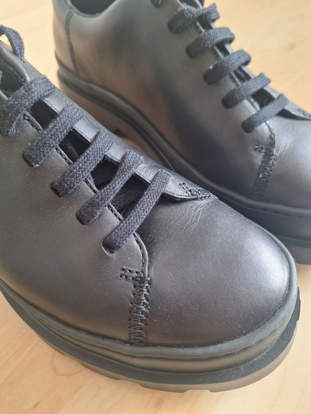 Camper Scarpe da donna: Schwarzer Camper Lederturnschuh, Gr. 40 – Usato da Zürich venduto da Zelda14 7