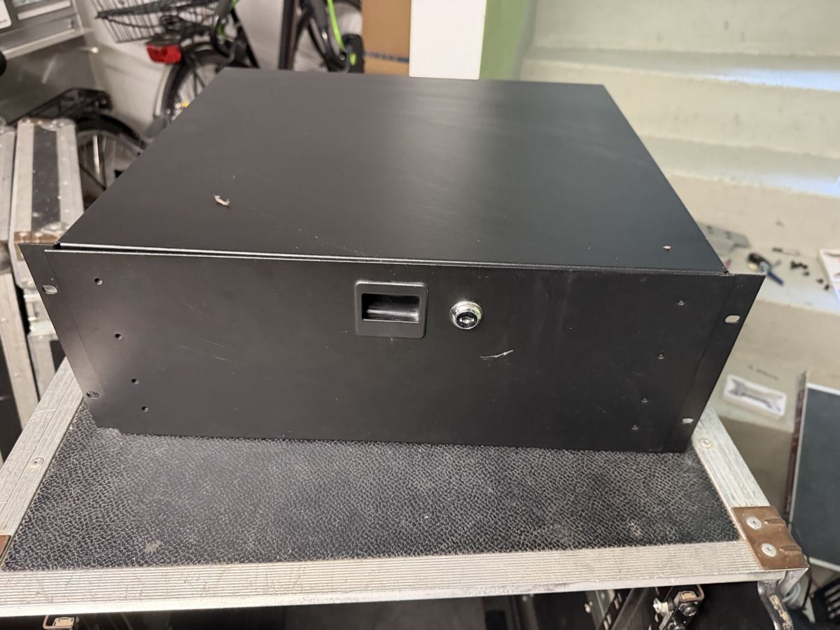 Autres accessoires: Case Rack mit schublade – D'occasion à Winterthur par aadc80 1