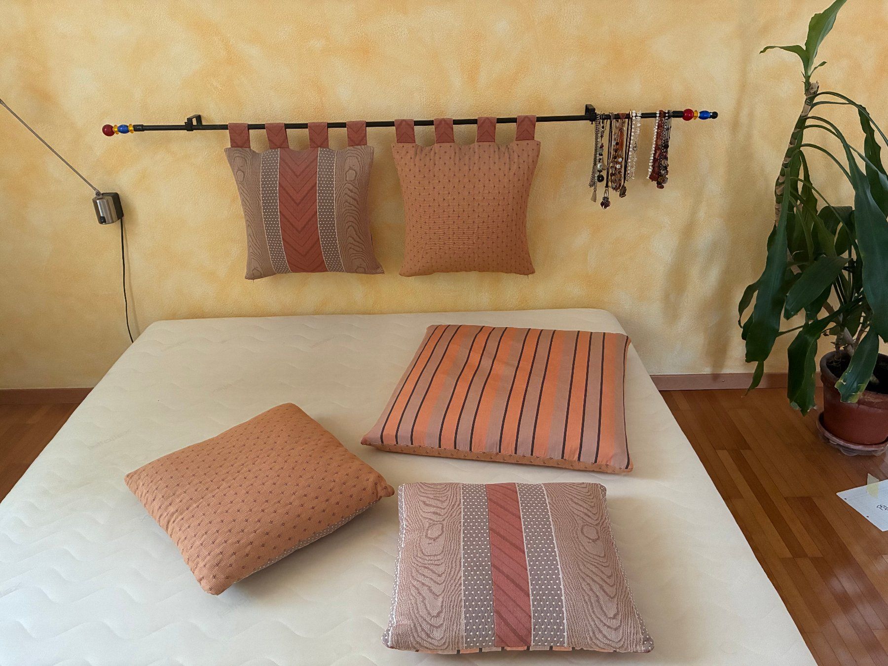 Cuscini: Bett Kopfteil mit Kissen Set – Usato da Thalwil venduto da figueres