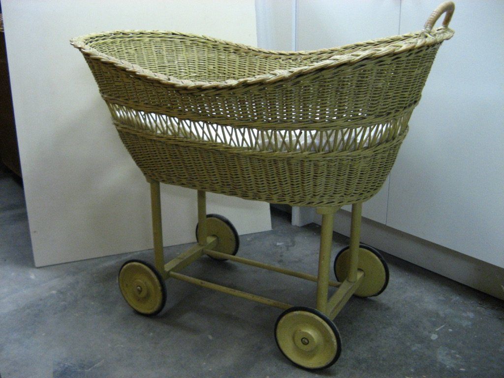 Kinderwagen: Antiker Rattan Kinderwagen – Gebraucht aus Chur von JennyAlexander