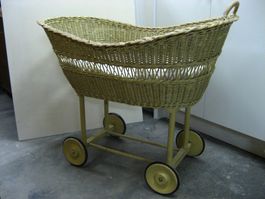 Antiker Rattan Kinderwagen