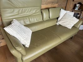 Canapé en cuir vert olive réglable bon état général