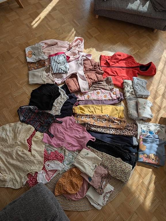 Lotti & Set di vestiti: XXL Kleiderpaket Mädchen 104 – Usato da Dietlikon venduto da SaNi15000