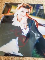 Milla Jovovich - Autogramm auf Foto