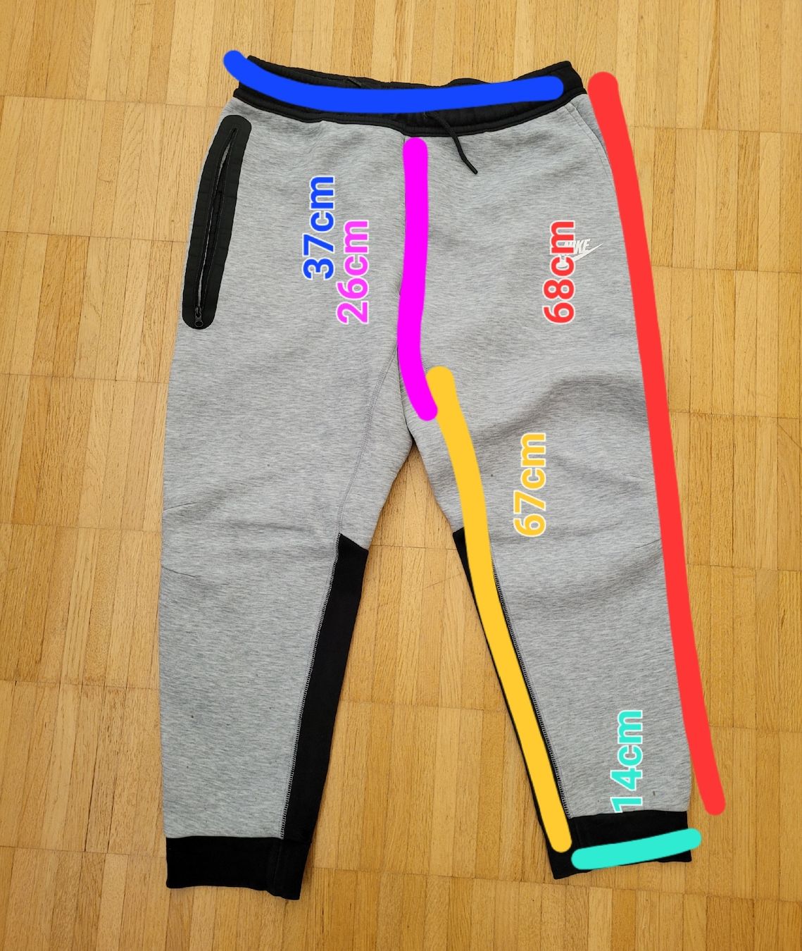 Nike Pantaloni: 86. Pantalon de jogging Nike gris – Usato da Villars-sur-Glâne venduto da m66_dch5 2