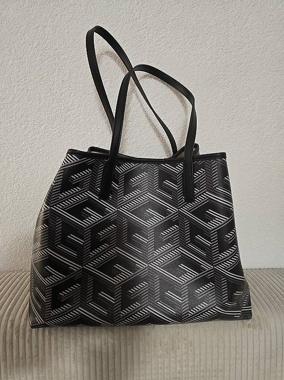 Sacs femmes: Guess Tasche Schwarz-Silber – D'occasion à Grenchen par sja_klm2 1