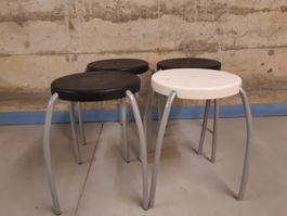 4 Hocker Set schwarz weiss Metallbeine gebrauchter Zustand