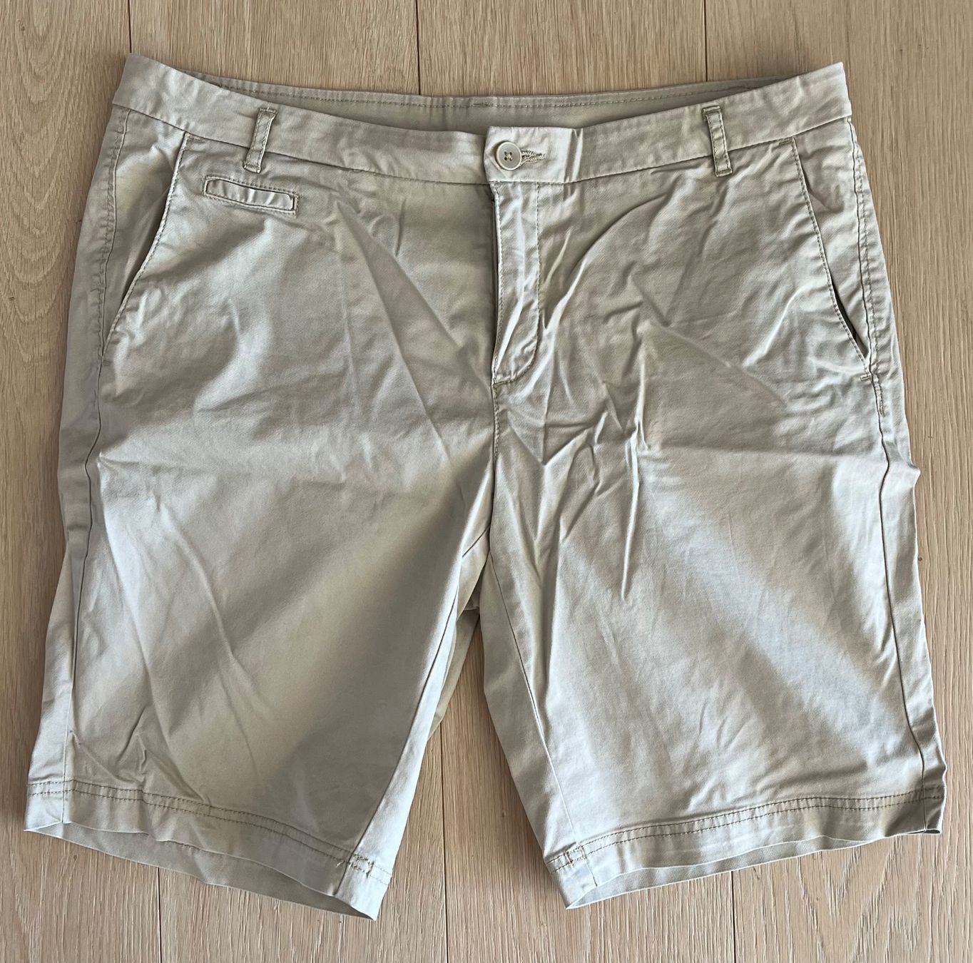 Benetton Pantaloni: Benetton Bermuda Shorts beige Gr. 44 – Usato da Zollikon venduto da Svch