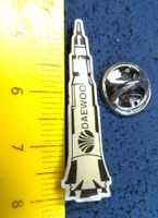 DAEWOO WELTRAUM-RAKETE PIN GLASIERT