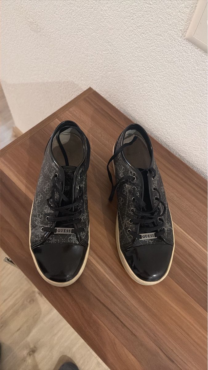 Scarpe da uomo: Sneaker Guess schwarz mit Logo Muster  – Usato da Mollis venduto da man_rpj6