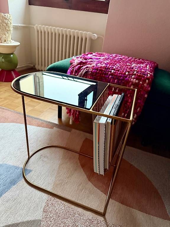 Tavoli: Table dappoint dorée avec porte-revues | Gold side table  – Usato da Carouge GE venduto da mma_7n9b 1