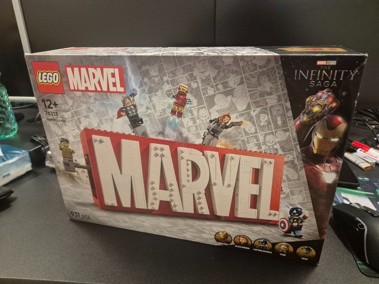 Lego Kit di costruzioni: Neues LEGO 76313 Marvel Logo & Minifiguren Set – Nuovo e nell'imballaggio originale da Volketswil venduto da CinziaVolki 1