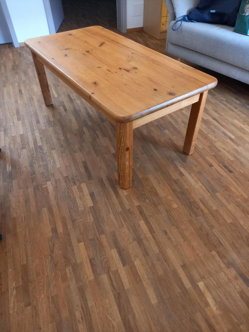 Tavoli: Salontisch Holz massiv hell 110x55, Höhe 45 – Usato da Wengi b. Frutigen venduto da albion7