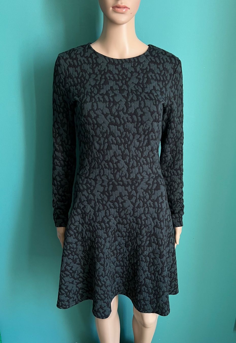 H&M Kleider: Kleid mit Leomuster 🖤 – Gebraucht aus Zürich von ClosetQueen