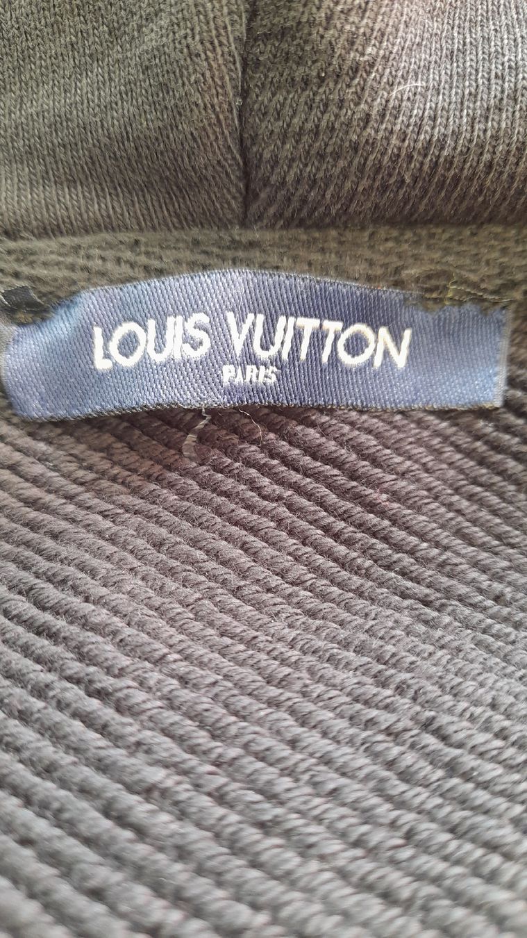 Louis Vuitton Giacche: Sweat à capuche Louis Vuitton zippé multicolore logo brodé – Usato da st.gallen venduto da The_Rag_Picker. 6