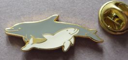 PIN, DELPHIN MIT JUNGEM