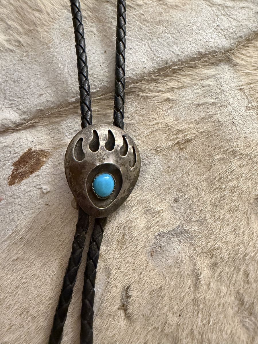 Colliers: Native American Sterling silver bear claw Bolo – D'occasion à Jona par HappyHappyHappyHappy