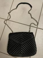schwarze Handtasche mit Kettenträger