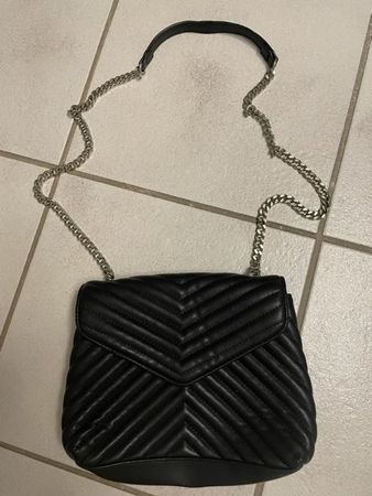 schwarze Handtasche mit Kettenträger