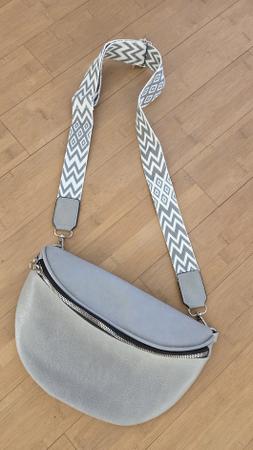 Cross Body Bag mit 3 RV. Neu. unbenutzt