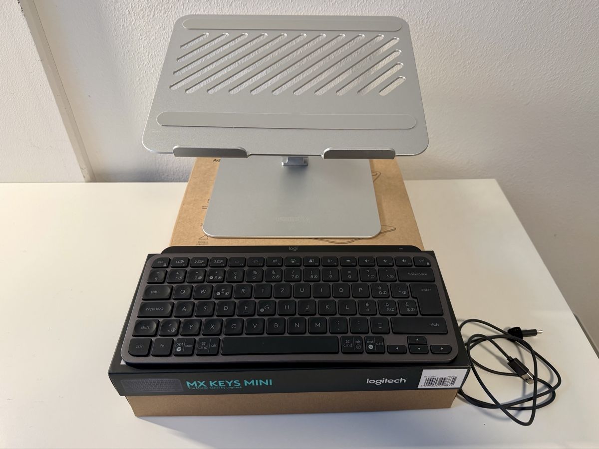 Logitech Tastaturen: Logitech MX Keys Mini + UGREEN Laptop Stand – Gebraucht aus Zürich von arvinmarlon11 1