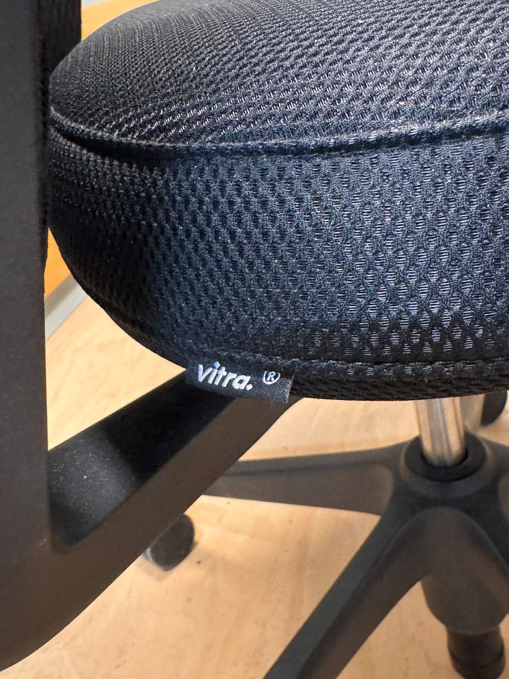 Vitra Sedie: Vitra ID Mesh Bürostuhl – Usato da Emmen venduto da Edi13 3