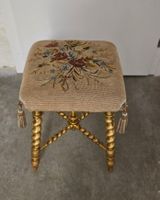 Sgabello vintage con ricamo floreale e gambe dorate!