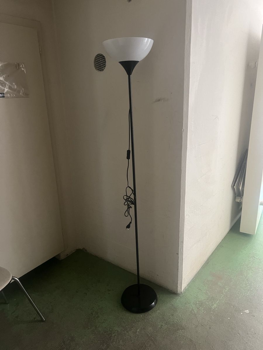 Lampen: Stehlampe schwarz weiss gebraucht – Gebraucht aus Basel von Dambiii