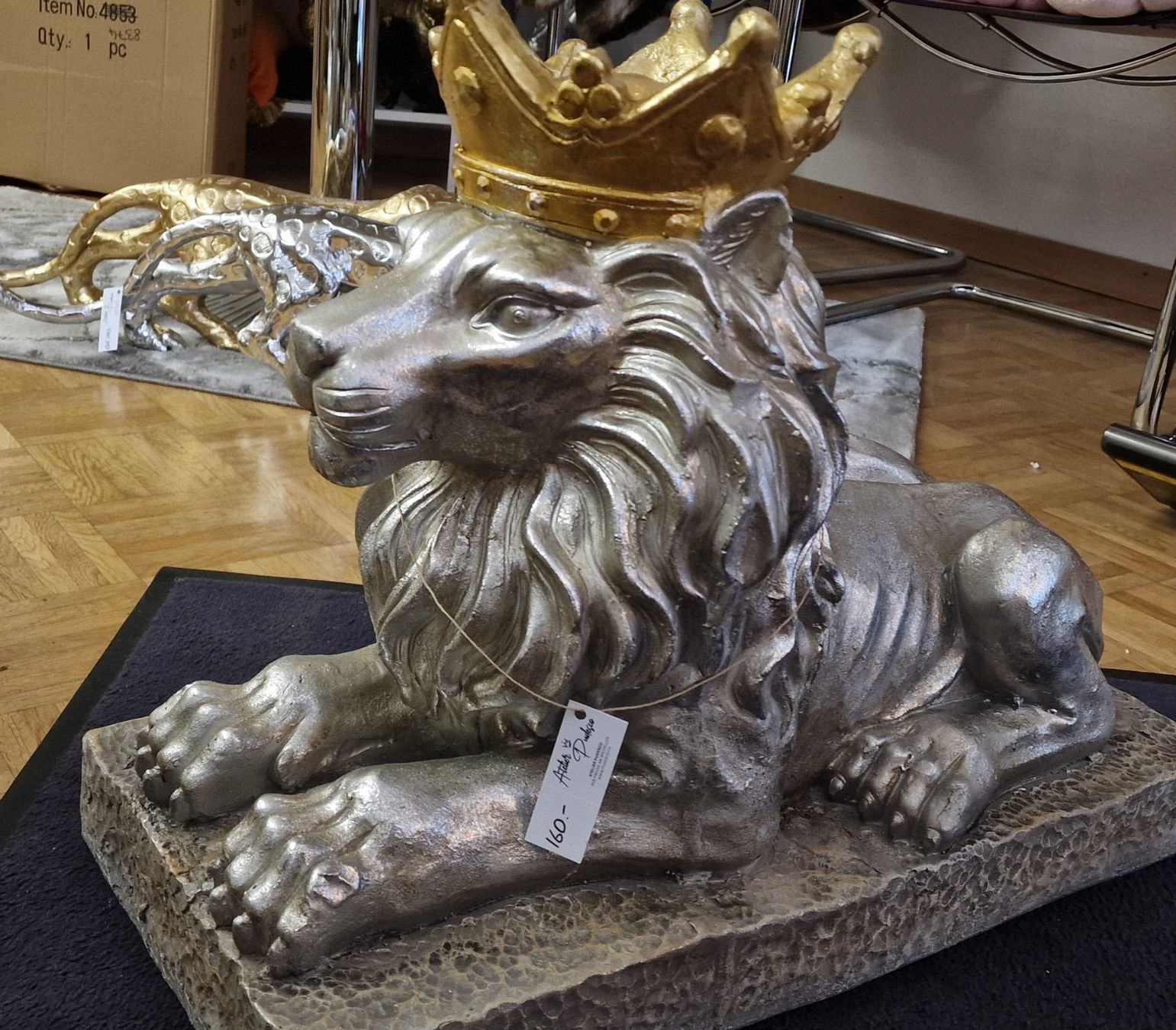 Skulpturen & Statuen: Löwe Silber mit Krone Gold Gross – Neu und originalverpackt aus Schaffhausen von AtelierPudesco 1