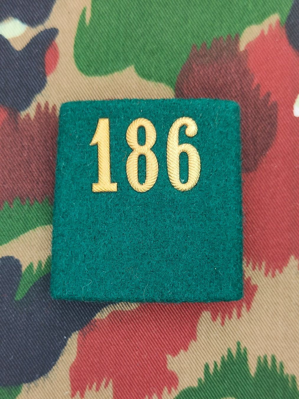 Schweizer Armee Uniformi: Schulterpatte Soldat Ord. 1995, Bat 186 – Usato da Bauma venduto da SwissMilitaria