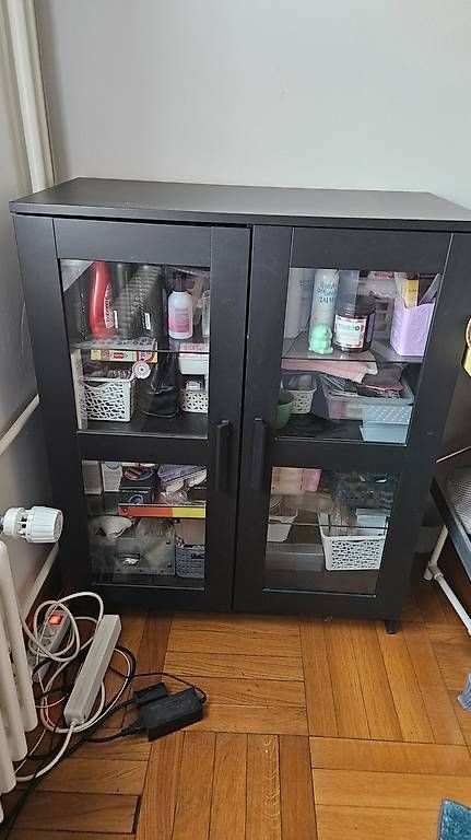 Cassettiere: Meuble de rangement IKEA noir avec portes vitrées – Usato da Geneve venduto da Point-Boutique