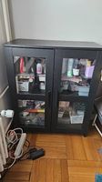 Meuble de rangement IKEA noir avec portes vitrées