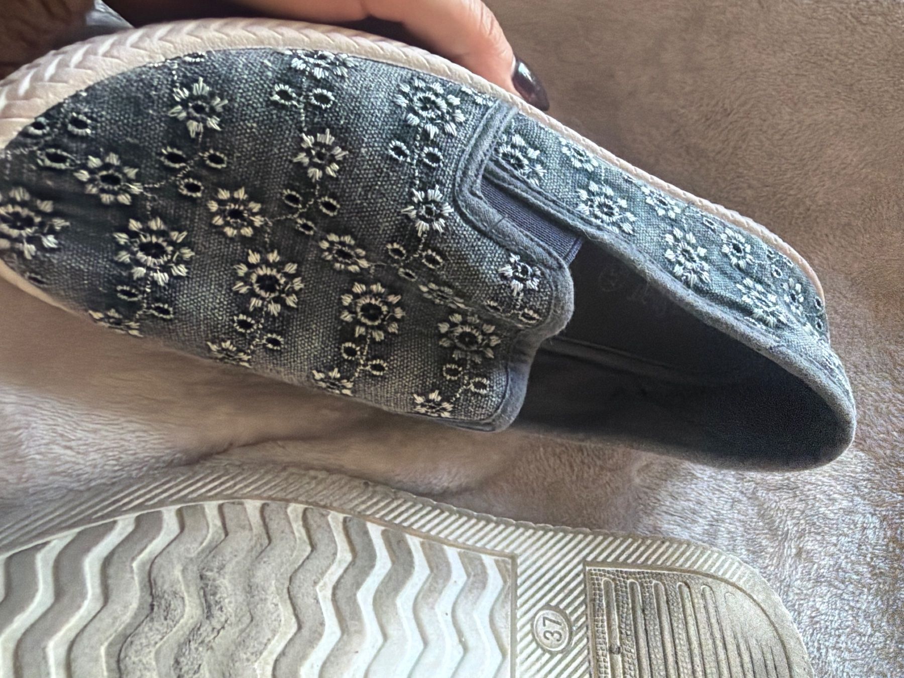 Scarpe da donna: Sneaker Gr. 37, Stoff mit Blumenmuster, Denim – Usato da Luterbach venduto da andybasilbenz 2