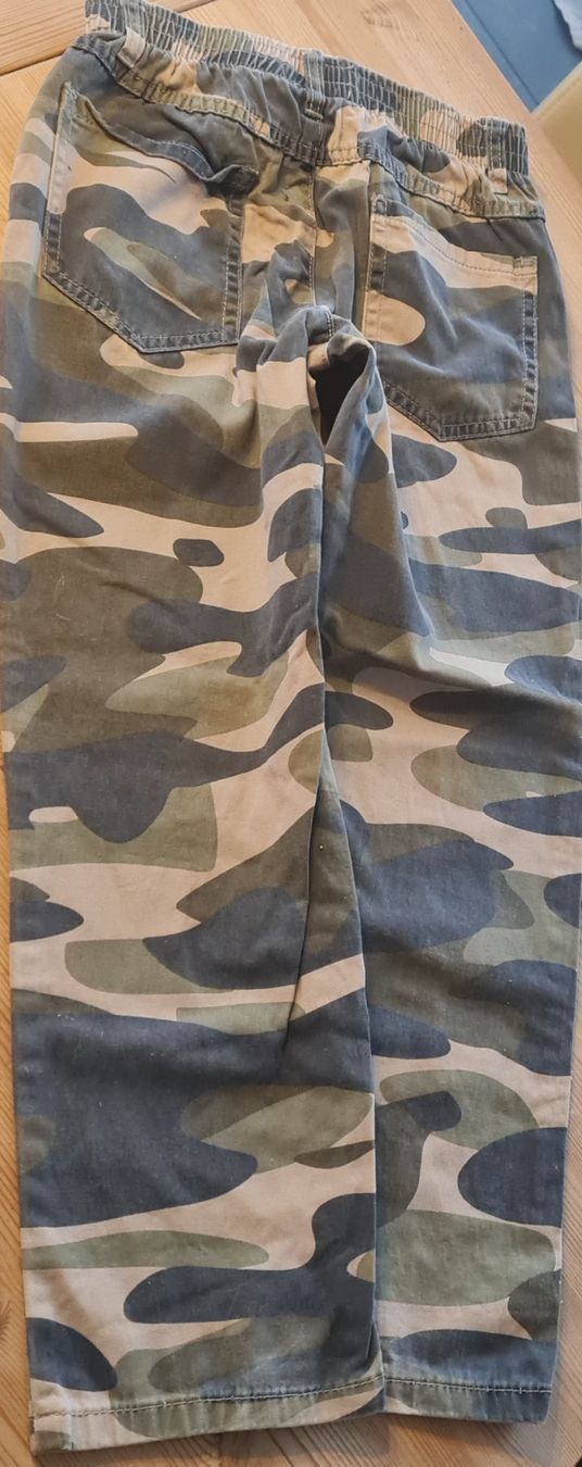 Pantaloni: Hosen 2 Stk. GR. 140 – Usato da Beinwil Freiamt venduto da tafa8 4