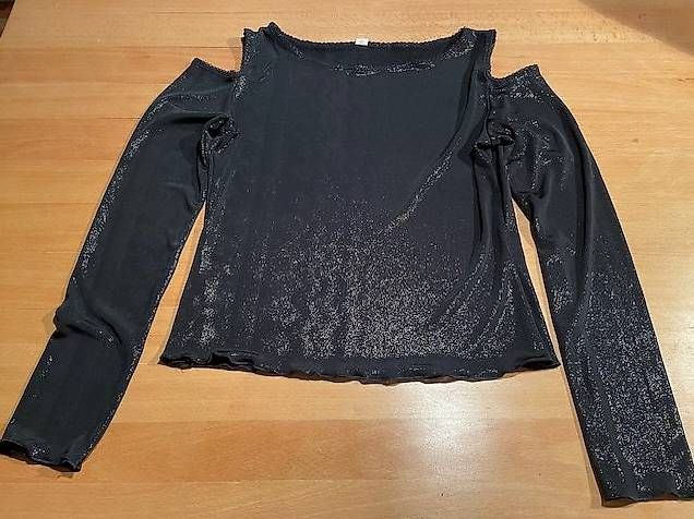 Top: Langarm-Top Gr. 40/42 mit Schultern-cutout – Usato da St.Gallen venduto da NOVEMBER01