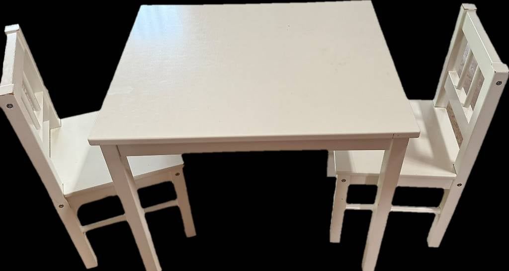 Set de table et chaises: Kindertisch und 2 Stühle – D'occasion à Domat/Ems par TORA89