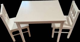 Kindertisch und 2 Stühle