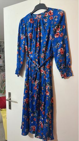 Blaues Kleid mit Blumenmuster Grösse S ungetragen