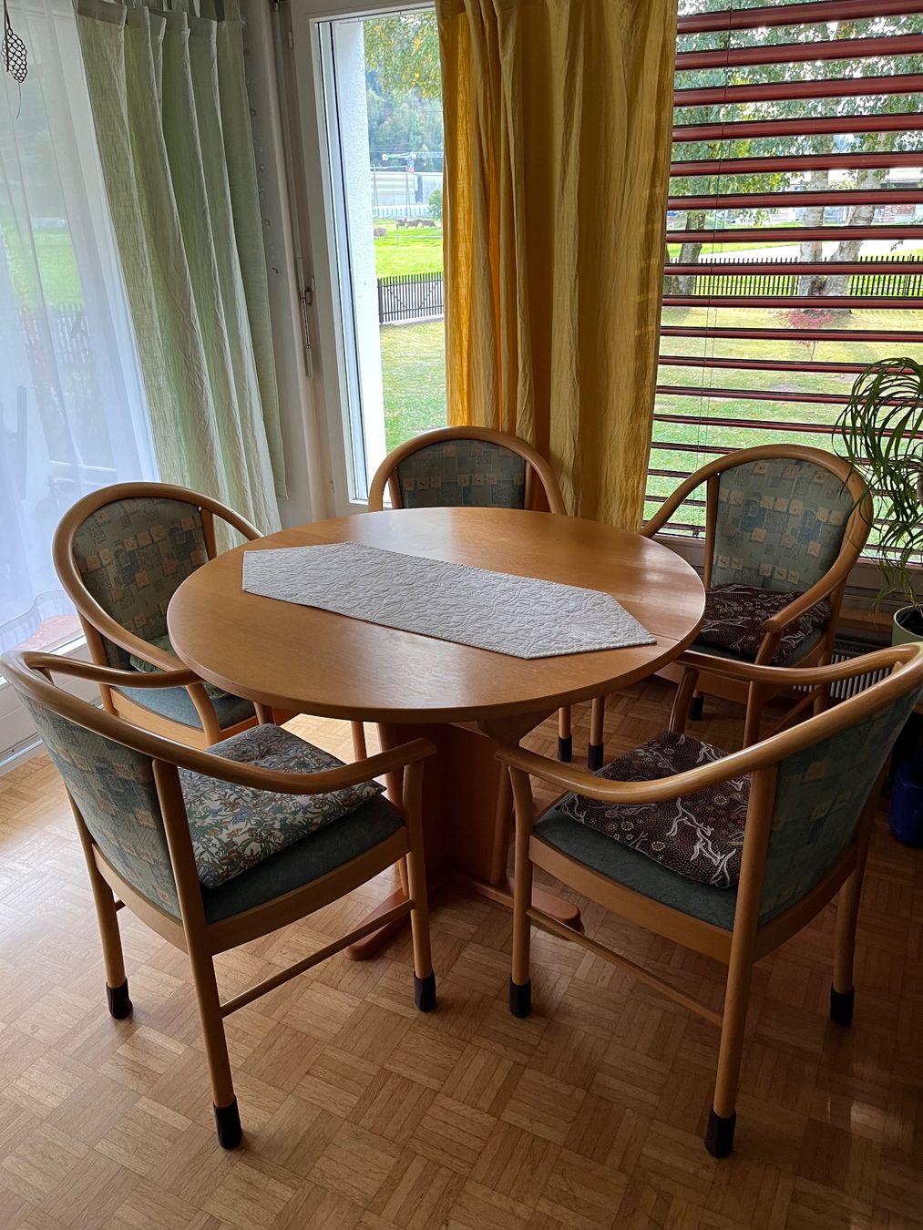 Set di tavolo e panche: Holz Tisch Stühle gebraucht – Usato da Brunnen venduto da vik_b69s