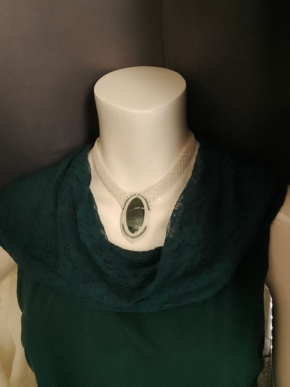 Catenine: handgemachte Makramee Kette, Collier mit ovalem Bunt Jaspis – Nuovo (secondo la descrizione) da Pfäffikon ZH venduto da Emporos_42 2