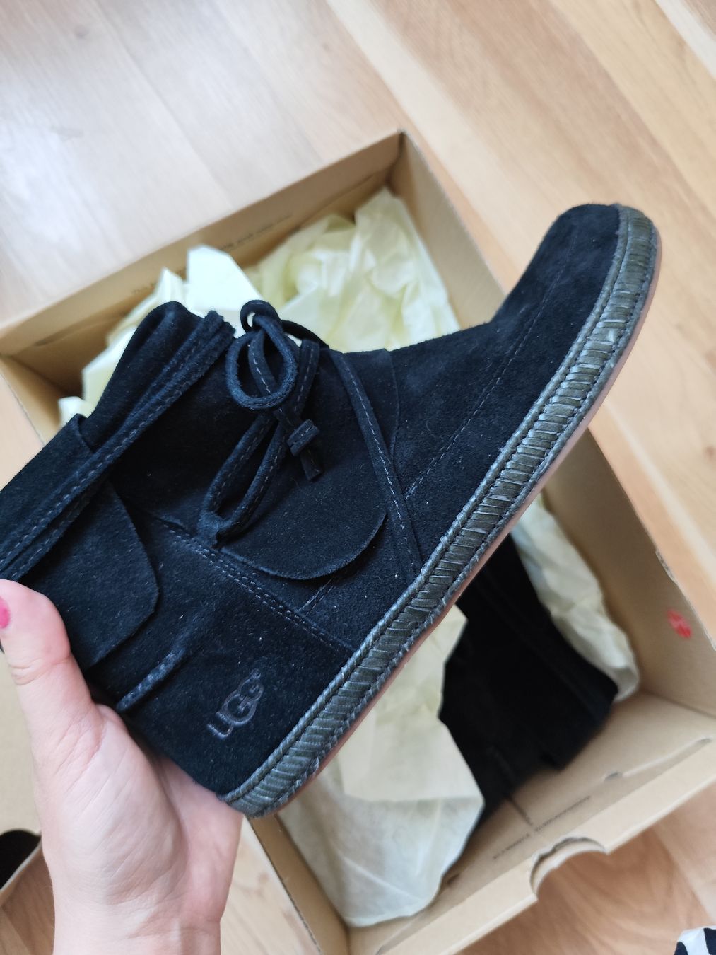 Ugg Scarpe da uomo: UGG Boots Black Suede Size 8 EU 39 with Box – Nuovo (secondo la descrizione) da Mägenwil venduto da VintageGirly