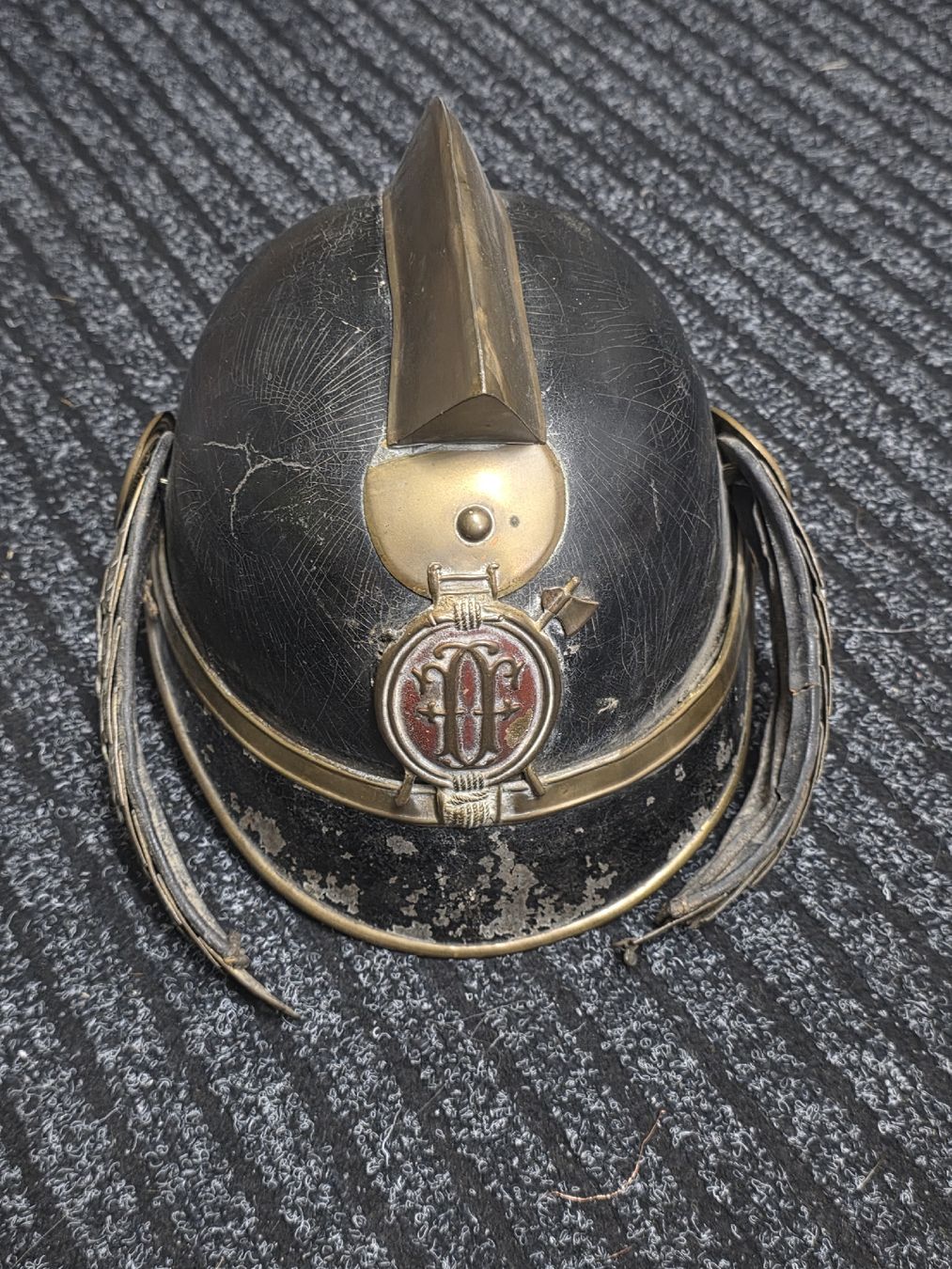 Pompiers: Feuerwehrhelm Antik mit Emblem Helm  – Défectueux à Dorf par Echo_Elements