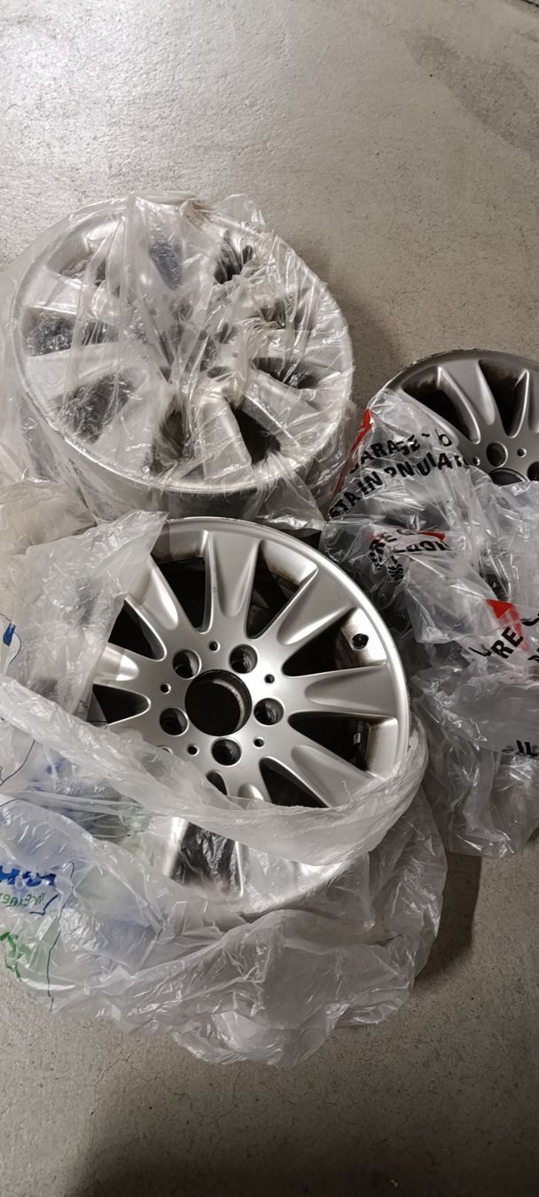 Mercedes-Benz Cerchioni: Cerchi lega Mercedes 4stk R-16'' – Usato da Widen venduto da Cakudoravete 2